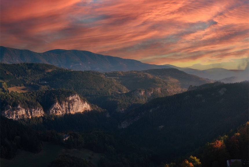 Panorama der Semmering-Berge bei Sonnenuntergang mit dramatischen Wolken und goldener Abendstimmung.