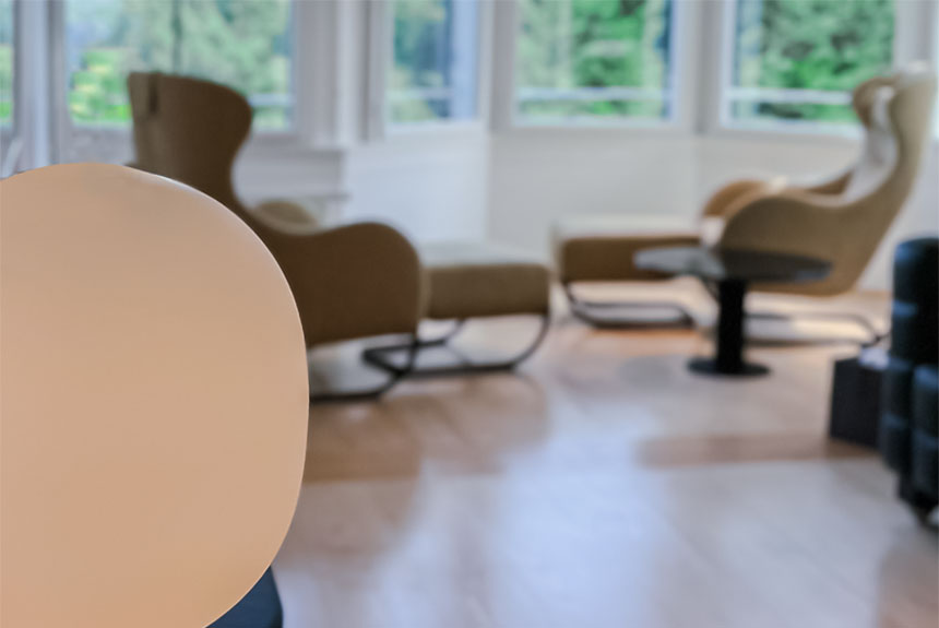 Gemütlicher Innenraum der Villa Schönthaler am Semmering – stilvolles Design und einladende Atmosphäre, ideal für erholsame Auszeiten und exklusive Veranstaltungen.