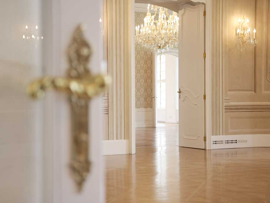 Ovaler Saal Türen und Kronleuchter Conference Center Laxenburg