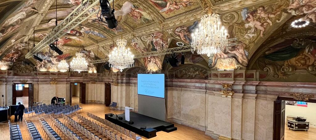 Landtagssaal Palais Niederösterreich mit Theaterbestuhlung und Bühne