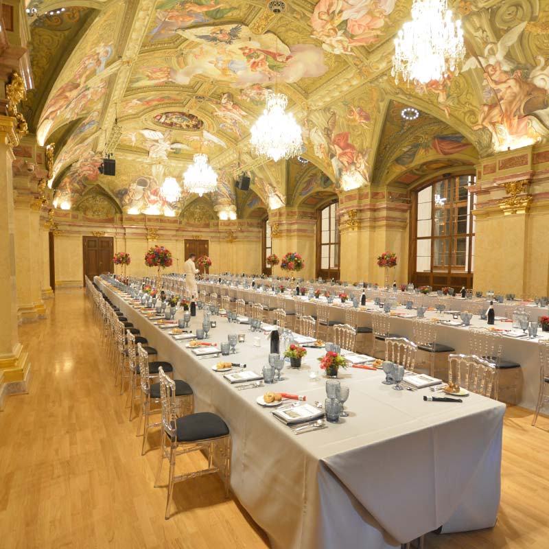 Landtagssaal Palais Niederösterreich gedeckte Tafeln