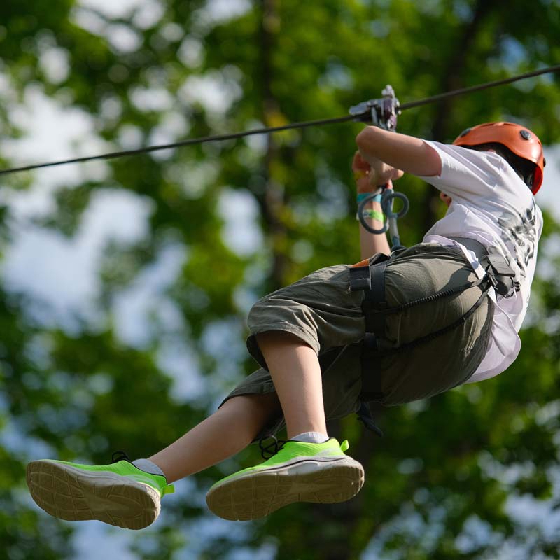 Jugendlicher im Hochseilklettergarten